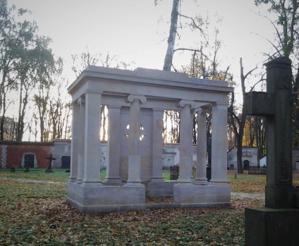 Vilhelma Ludviga Nikolaja Bokslafa dzimtas kapa pieminekļa pretskats pēc restaurācijas.